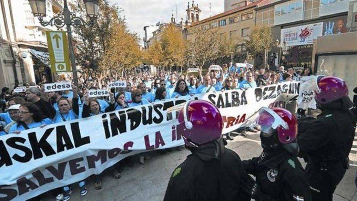 Trabajadores de Fagor y Edesa protestan ante la sede del Gobierno vasco.