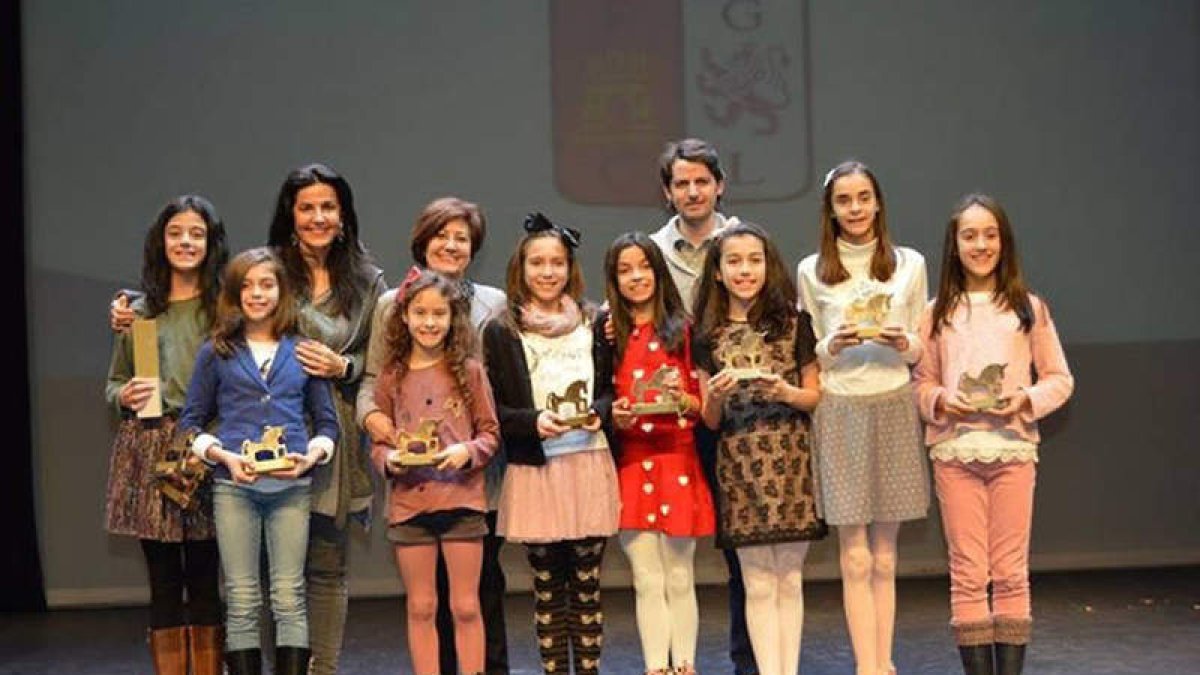 La entrenadora Ruth Fernández con sus jóvenes pupilas: talento joven a raudales. DL