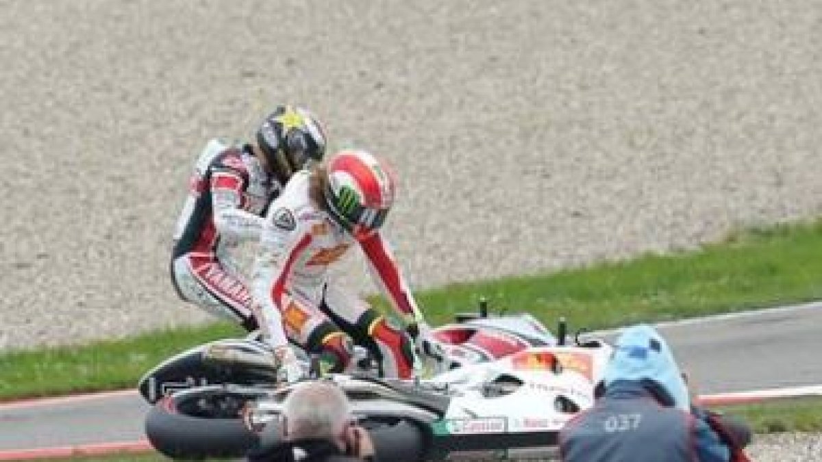 La maniobra de Simoncelli acabó con el italiano en el suelo y también con un Jorge Lorenzo que se qu