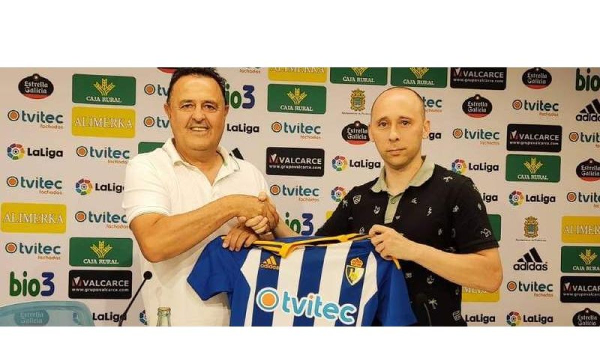 Rubén Martínez, junto al presidente Ángel Molinero. DL