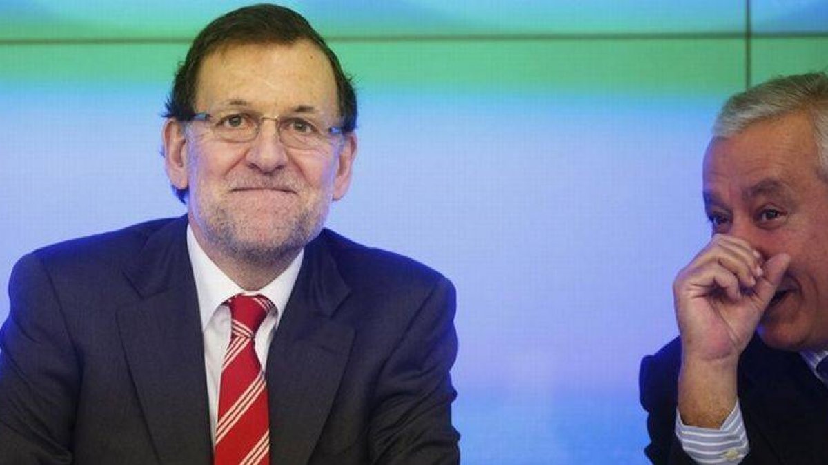 Mariano Rajoy sonríe junto a Javier Arenas, este miércoles, en la ejecutiva del PP.