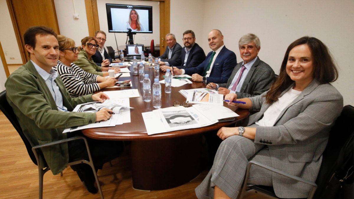 El jurado, integrado por el director general de Telecomunicaciones y Administración Digital de la Junta, Antonio Ibáñez, la vicepresidenta de la Diputación, Ana Arias, la responsable de Relaciones Institucionales de Telefónica, María José Gutiérrez, el director de Proconsi, Tomás Castro, la responsable de Comunicación de Iberdrola, Silvia Herrero (en la pantalla), el director de Diario de León, Joaquín S. Torné, el CEO de Xeridia, Roberto Vidal, el director territorial de expansión de Caja Rural, Alejandro Hidalgo, el rector de la ULE, Juan Francisco García Marín, y la presidenta de Diario de León, Adriana Ulibarri. RAMIRO.