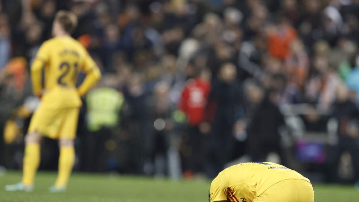 El Barcelona no pasa del empate en Mestalla y amplía su crisis de resultados. KAI FORSTERLING