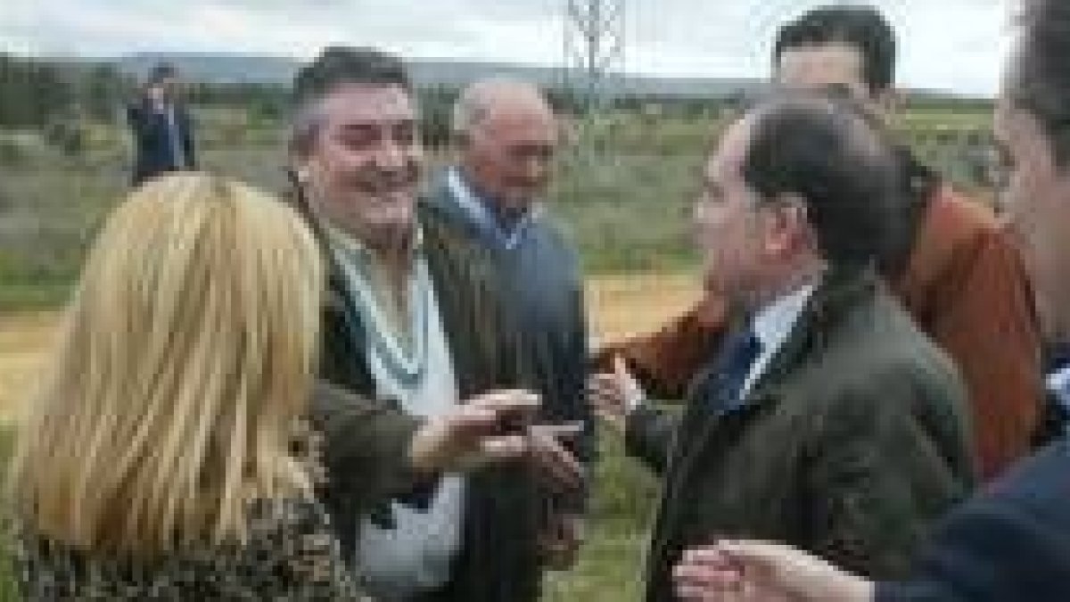 El pedáneo de Miñambres (derecha) conversa con el consejero Villanueva en los terrenos del circuito