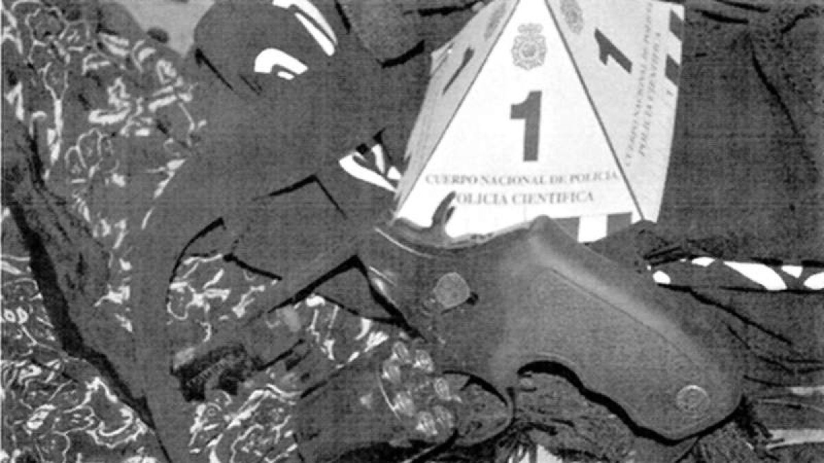 La pistola metida dentro de la bolsa