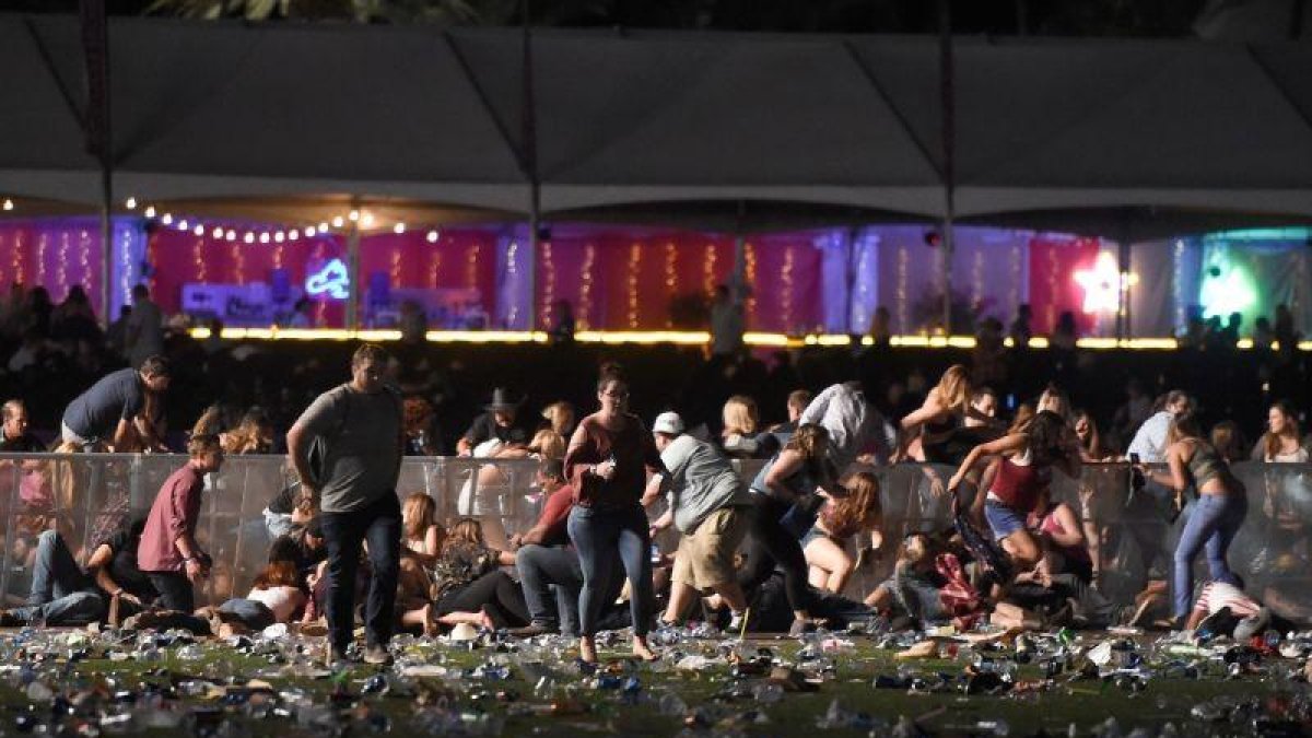 Decenas de personas corren tras el tiroteo en el festival Route 91 Harvest, este domingo en Las Vegas.