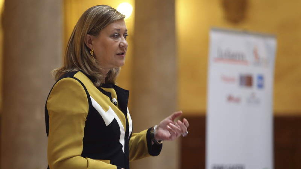 Pilar del Olmo, ayer, en su intervención en Salamanca.