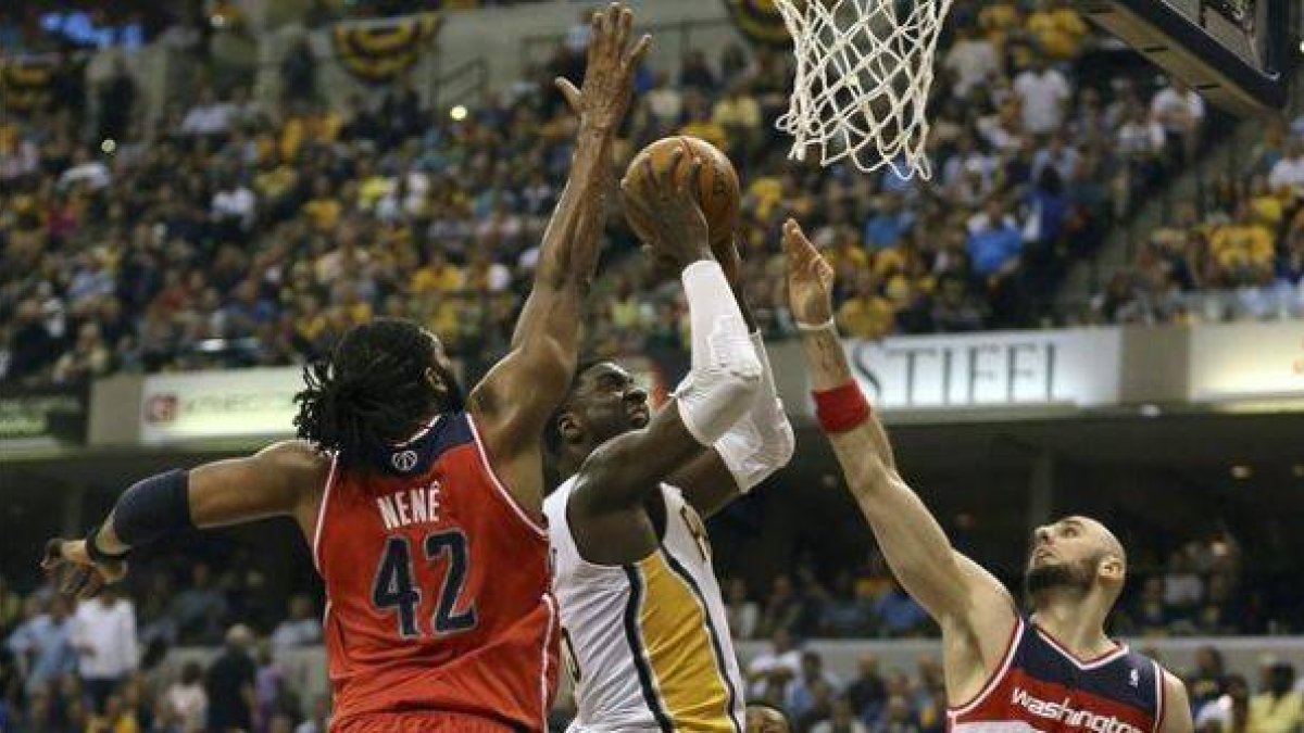 Hibbert, en acción, ante Nene (c) y Gortat (d).