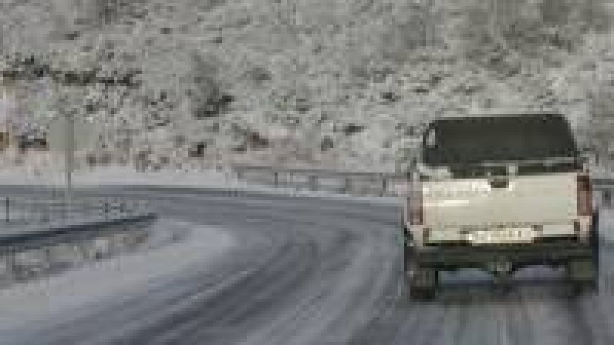 Las carreteras de acceso a León presentaron numerosas placas de hielo