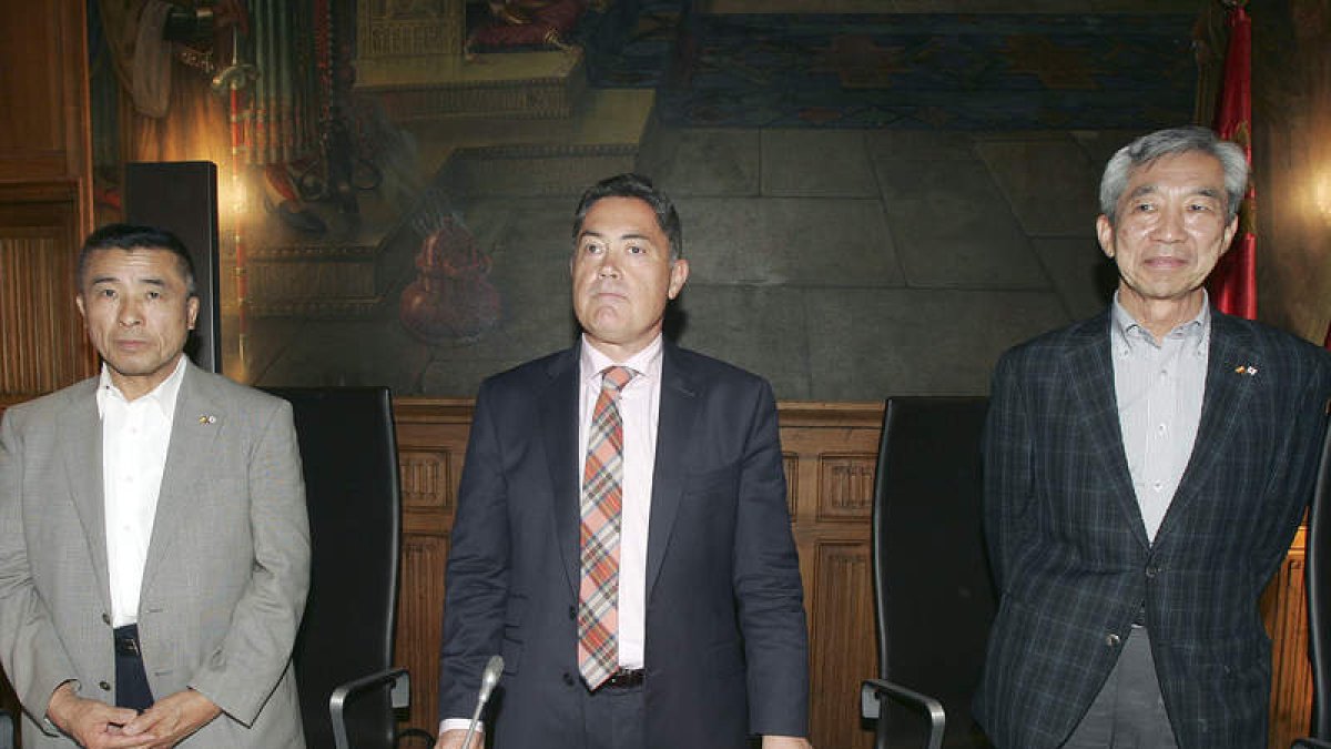 Martínez Barazón flanqueado por los portavoces del comité japonés que visitó ayer León.