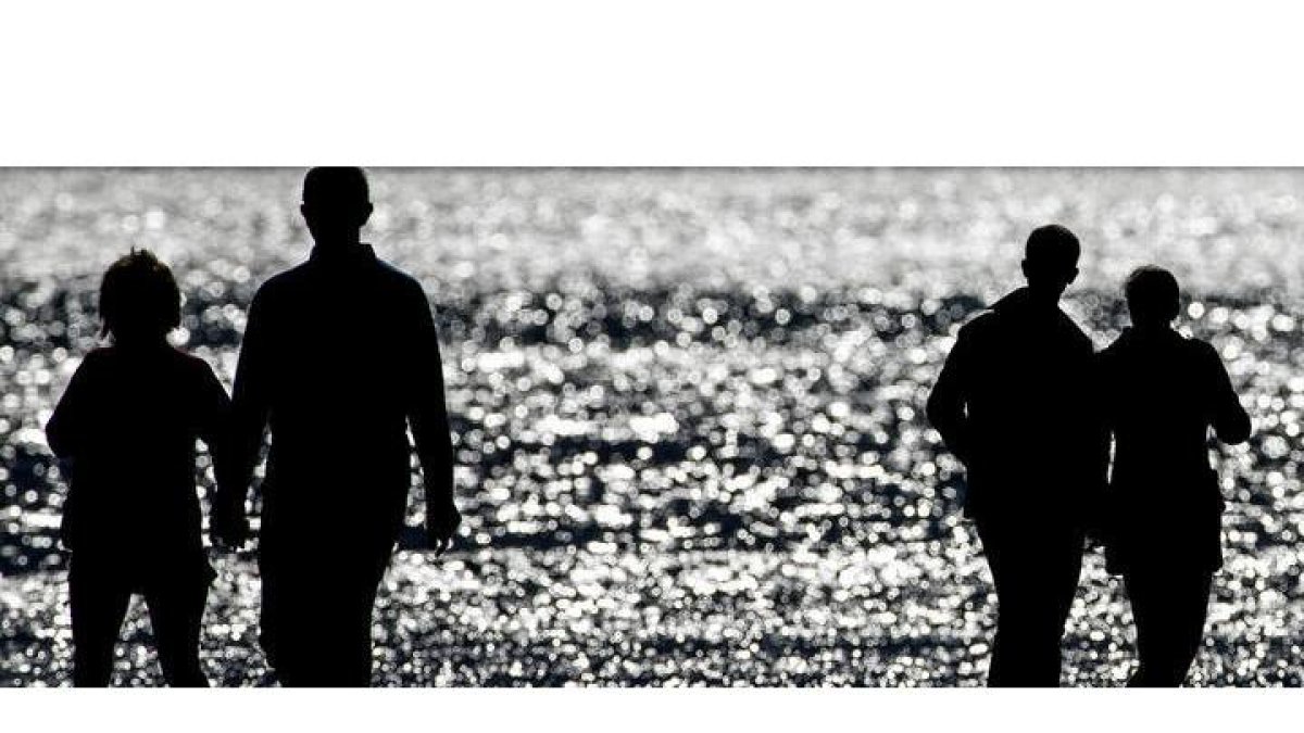 Imagen de dos parejas a la orilla del mar. Kai Foersterling