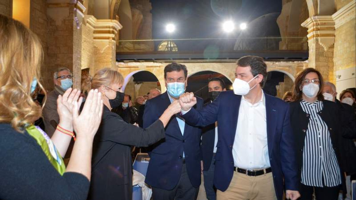 El candidato del PP a la presidencia de la Junta, Alfonso Fernández Mañueco, en un acto electoral en Becerril de Campos. ALMUDENA ÁLVAREZ