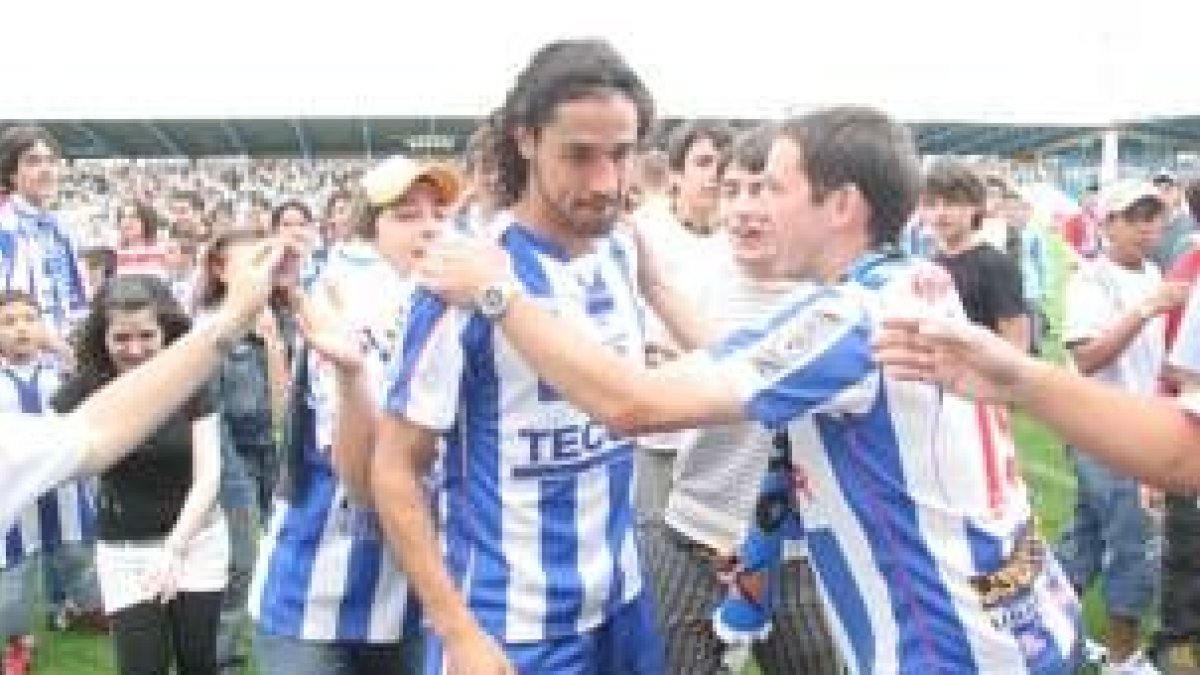 La plantilla agradeció el apoyo de la hinchada con regalos