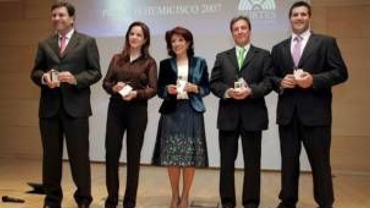 Los procuradores premiados con los Hemiciscos 2007 posaron en el salón de actos del Parlamento