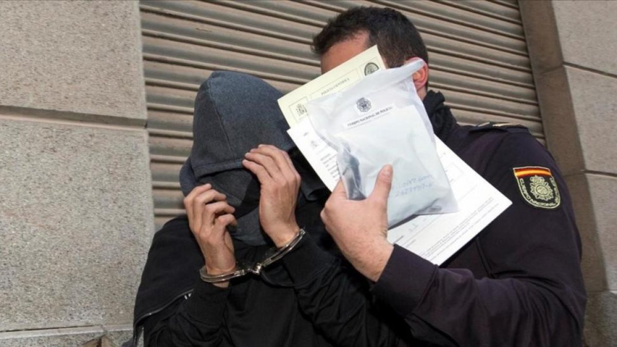 Un detenido y un policía en la anterior redada de amaño de partidos, en Murcia el pasado mes de febrero.