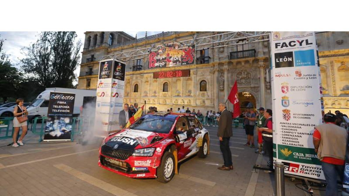 El Rallye Reino de León celebró la ceremonia protocolaria de su inicio en la Plaza de San Marcos con todos los equipos inscritos presentes. Hoy llega la hora de la verdad. RAMIRO