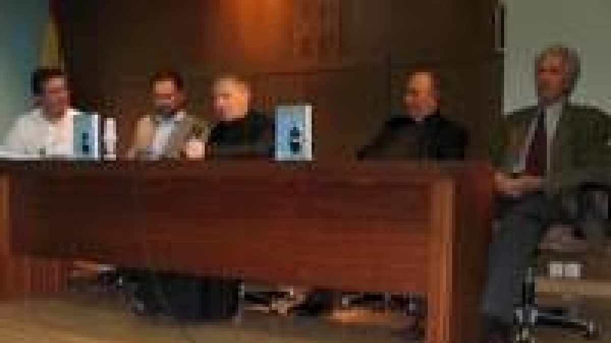Imagen del momento de la presentación en el que Bernardo Velado tomó la palabra