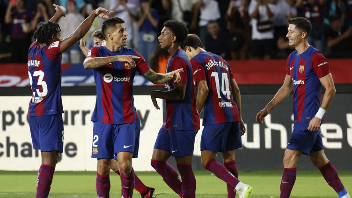 Los jugadores del Barcelona celebran el tercer gol de su equipo anotado por Cancelo. TONI ALBIR