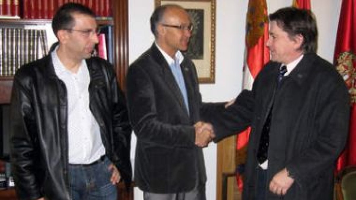 Ramiro Ruiz Medrano, recibe al delegado en León de la AVT, Víctor Villalobos.
