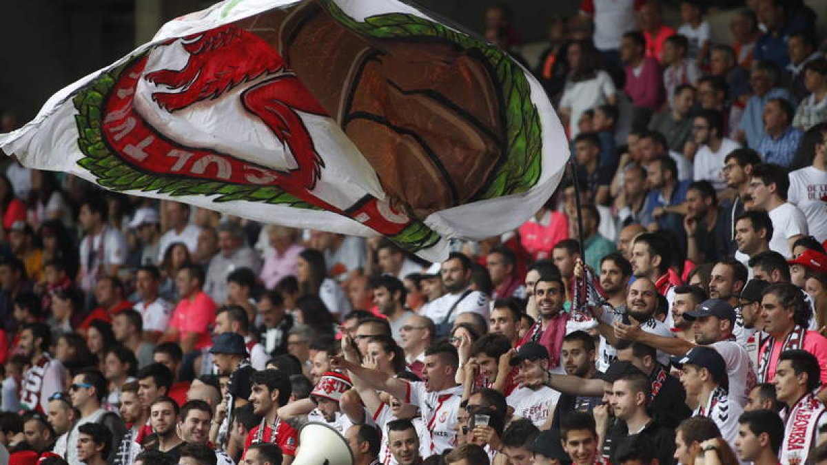 La Cultural necesita del apoyo de su fiel afición y por este motivo el club leonés debe volcarse con su jugador número 12. JESÚS F. SALVADORES