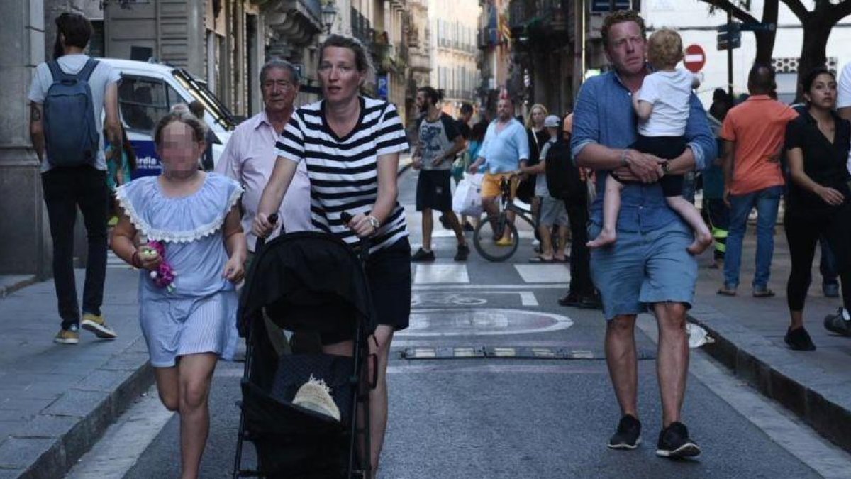 Los medios internacionales ha difundido numerosas fotos de turistas huyendo del lugar del atentado.