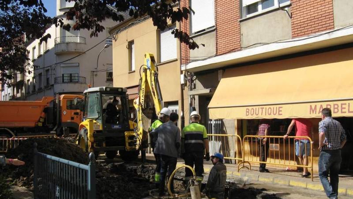 Varios operarios reparando la avería en la calle Vatemar.