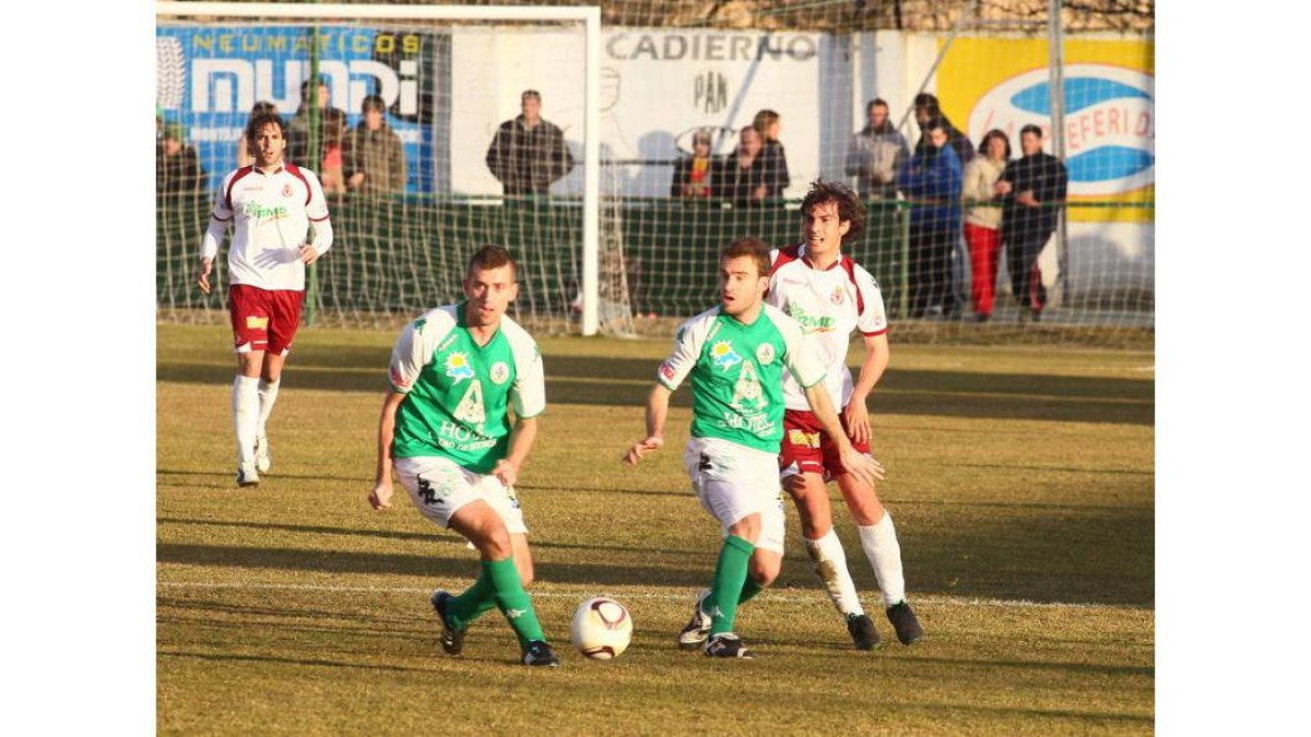 Jugadores del Atlético Astorga y de la Cultural durante un partido de la temporada pasada.