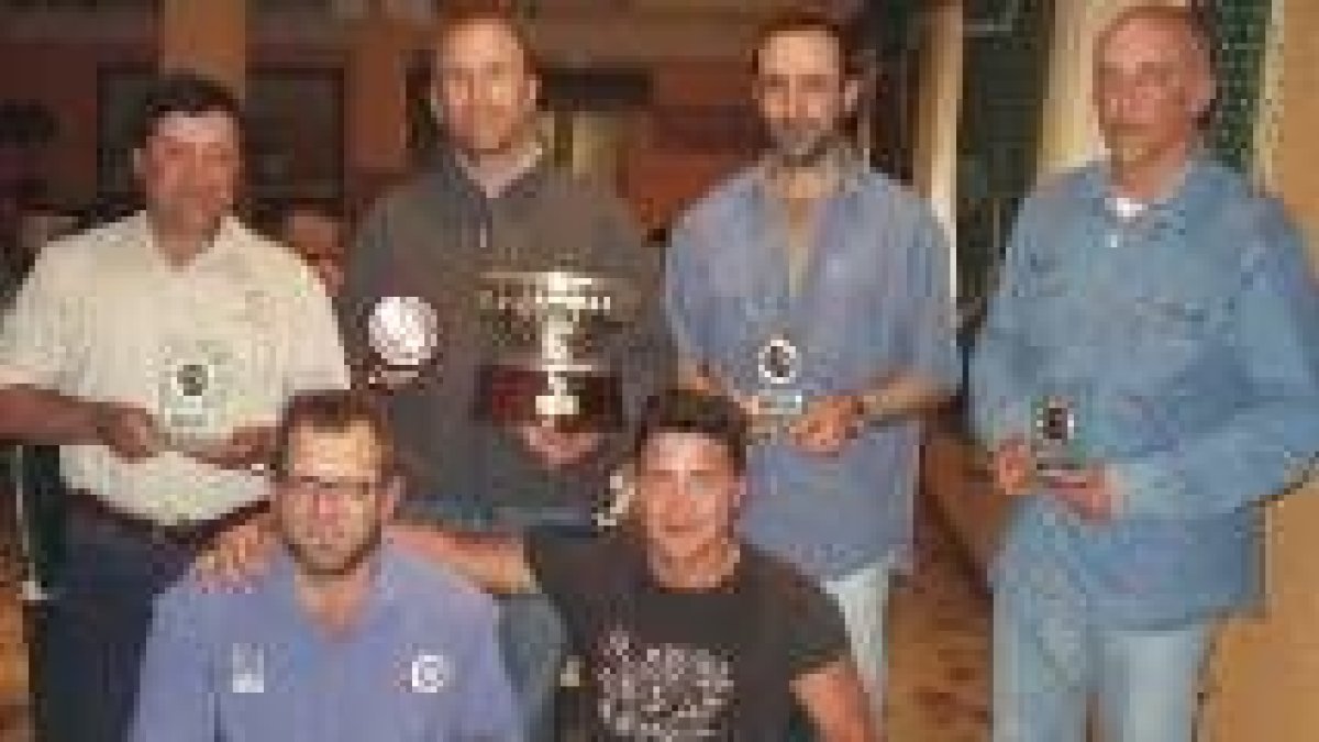 Los clasificados de la ALPM posan con los trofeos conseguidos en el campeonato social