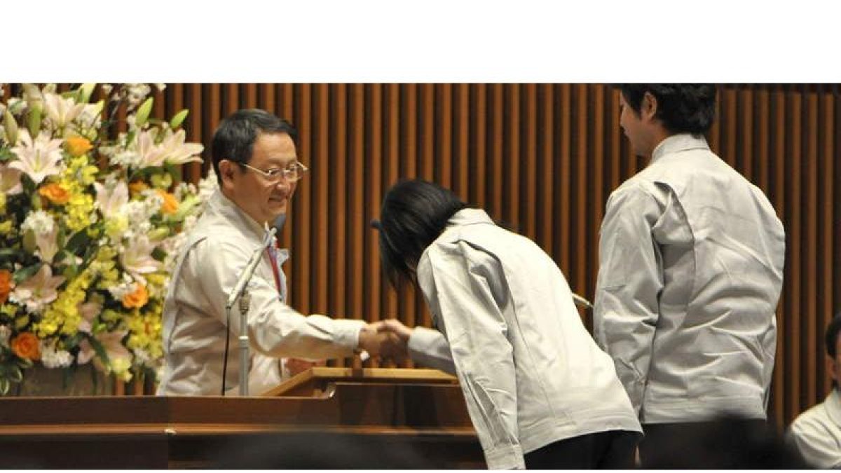 Dos licenciados universitarios japoneses asisten a la ceremonia de bienvenida de los nuevos empleados en la sede de Toyota.