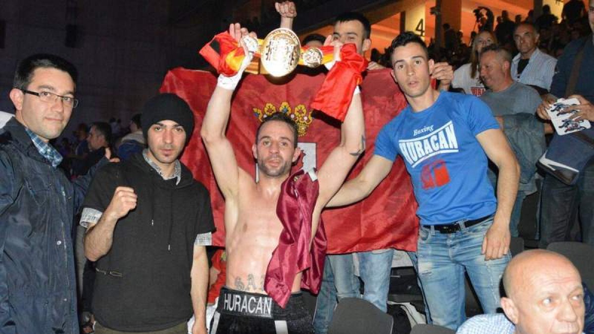Saúl Tejada mantiene su corona de campeón gallo tras su primera defensa. DL