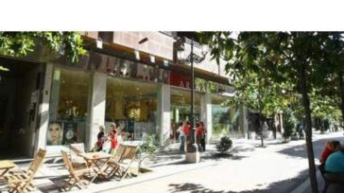 Imagen de la perfumería Arenal, ubicada en la avenida de España de Ponferrada.