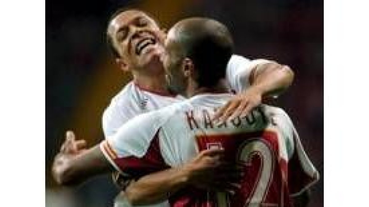 Kanouté es felicitado por Adriano tras lograr el primer tanto