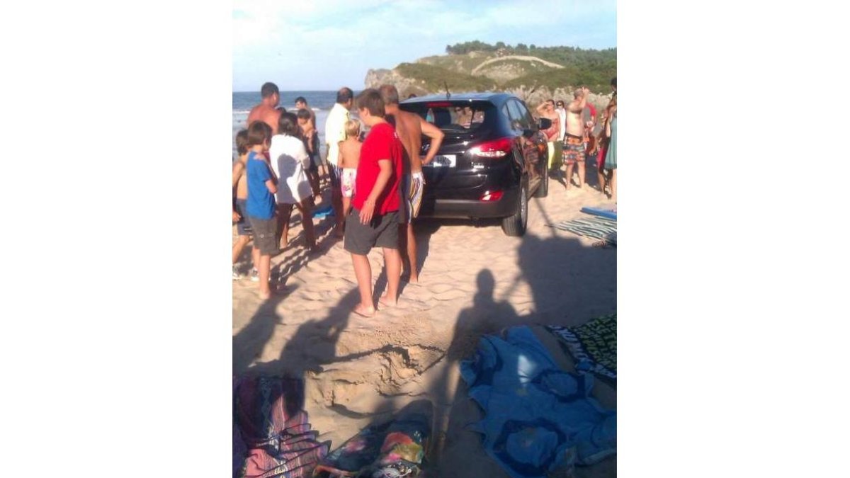 El coche de Lomana en la playa de Palombina.