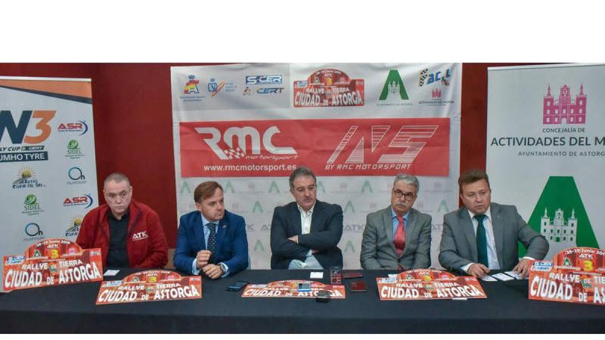 Francisco García, Manuel Aviñó, Arsenio García, Carlos Jiménez y Pablo Peyuca en la presentación del Nacional de Rallyes de Tierra que albergará Astorga. FABIÁN MÁRQUEZ