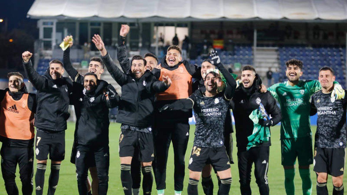 Los jugadores de la Deportiva celebran con sus aficionados la victoria obtenida en Ibiza, que le sitúa en tercera posición con 32 puntos tras 18 jornadas. VICENTE LOF