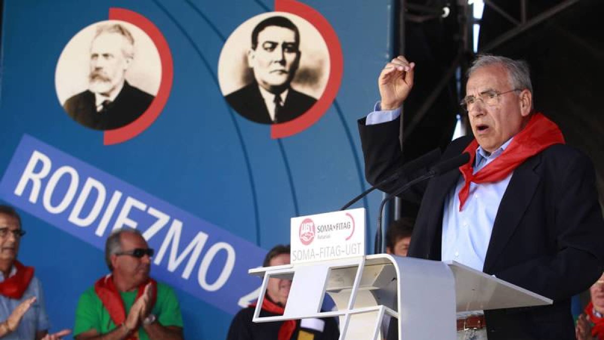 El exvicepresidente del Gobierno, Alfonso Guerra en un momento de su intervención en Rodiezmo.