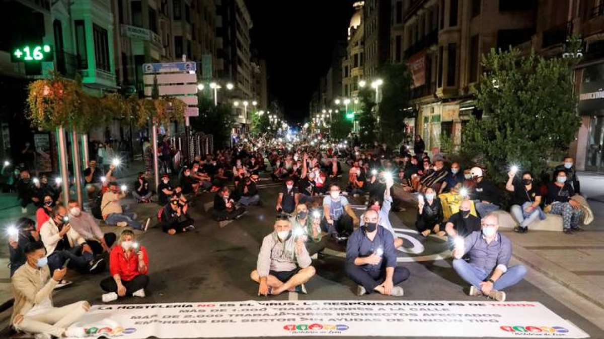 Manifestación de hosteleros por Ordoño en protesta por el horario de cierre impuesto por el Gobierno el pasado mes de agosto. RAMIRO