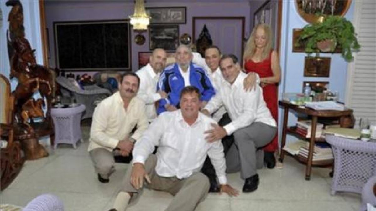 Fidel Castro posa con 'Los Cinco'.