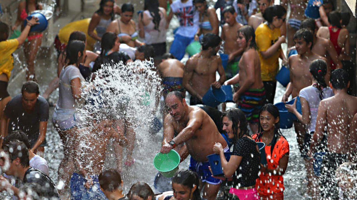 Más de mil personas, de todas las edades, participaron en la guerra con cubos de agua y otras ‘armas’.