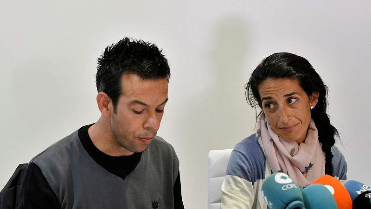 Los padres de Gabriel Cruz, Ángel Cruz y Patricia Ramírez, en la rueda de prensa de ayer. CARLOS BARBA