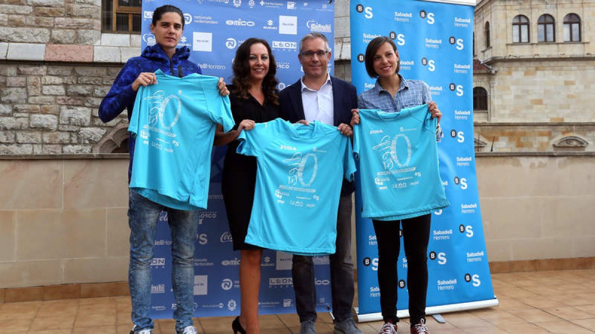Aláiz, Ana Cristina Santos, López Benito y Diana en la presentación de la camiseta de los ‘10K’.