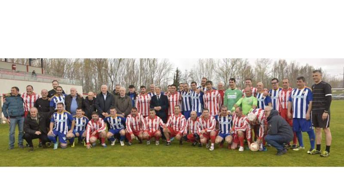 Los equipos de los veteranos del Atlético Bembibre y la Ponferradina junto a Jesús Esteban, Marianín y autoridades. RODO LÓPEZ