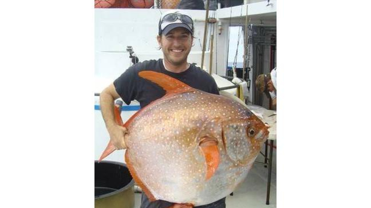 Nick Wegner, biólogo de la NOAA, con un ejemplar de pez luna real.