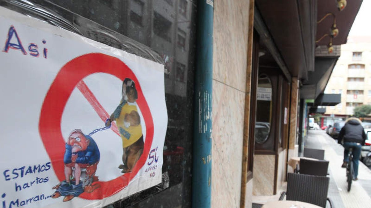 Los comerciantes han colocado carteles para intentar frenar estas conductas.