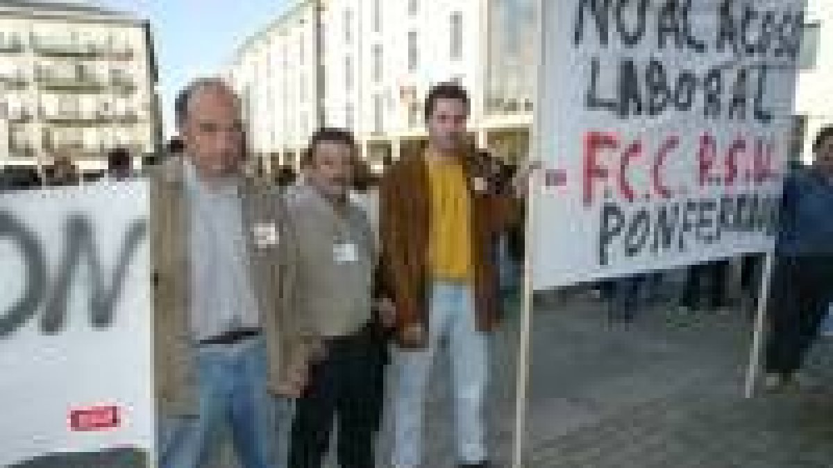 Juan González Aguado (centro), en una manifestación por su despido