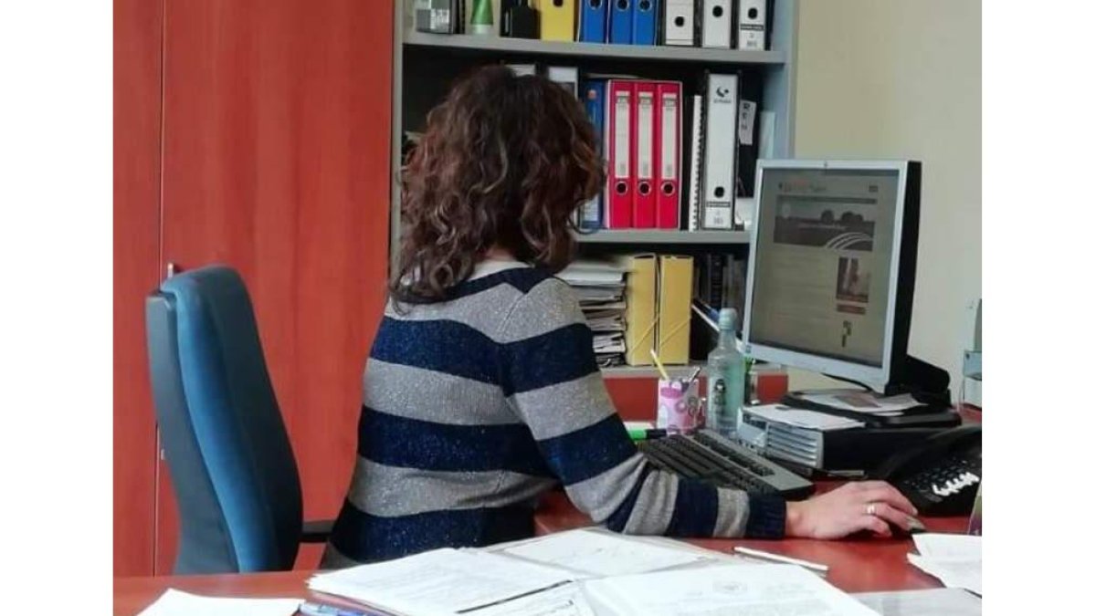 La mujer trabaja en casa y fuera