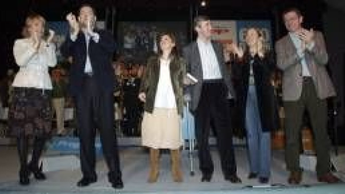 Rajoy, acompañado de varios dirigentes del Partido Popular, durante el mitin de ayer en Madrid