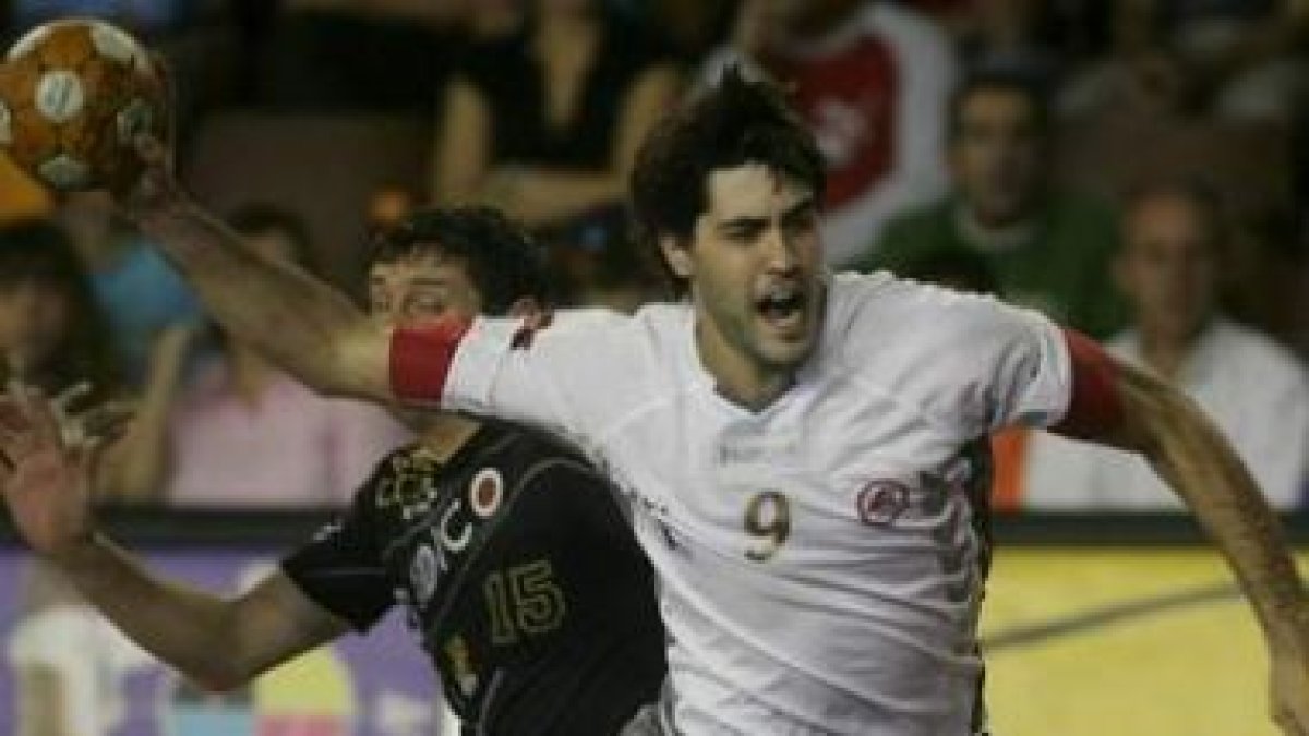 Raúl Entrerríos en una imagen habitual de garra y fuerza durante su etapa en el Ademar en un partido