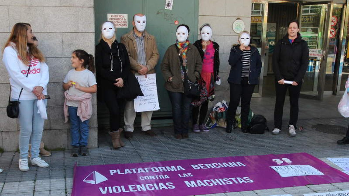 La plataforma volvió a concentrarse ayer en Ponferrada, como todos los sábados. L. DE LA MATA