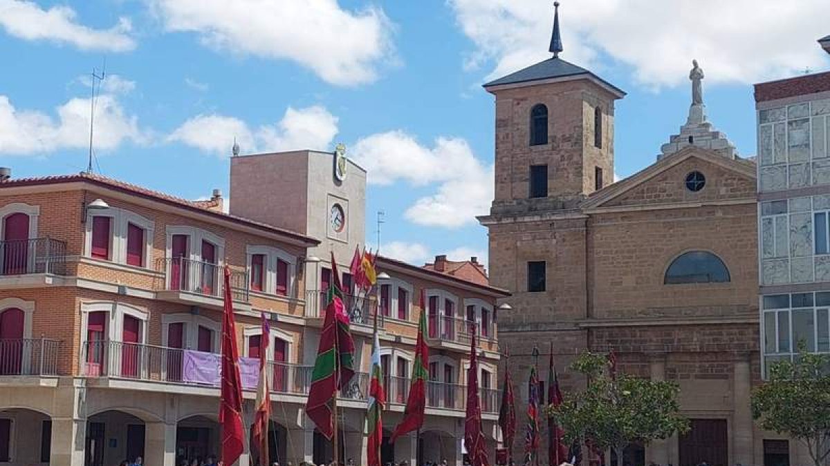 Los pendones ondearon por las calles de Valencia de Don Juan. DL